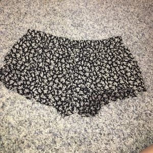 Comfortable flower black and white shorts